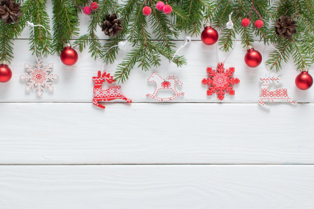 用树枝组成的圣诞圣诞树和红白圣诞树生态玩具图片下载