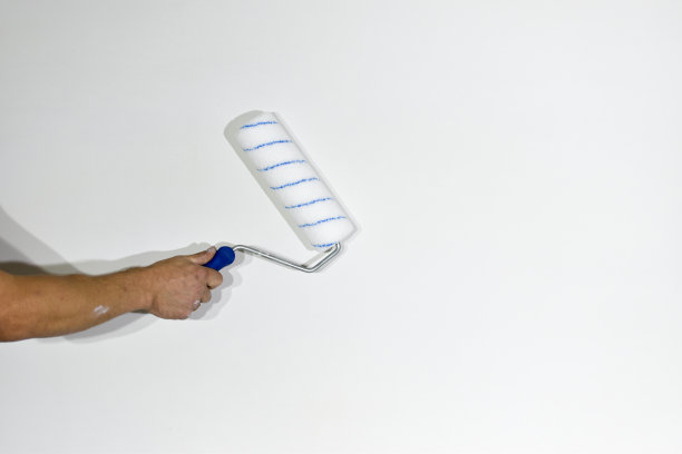 一个人在空墙上涂着白色大颜料的手有地方写文字图片下载