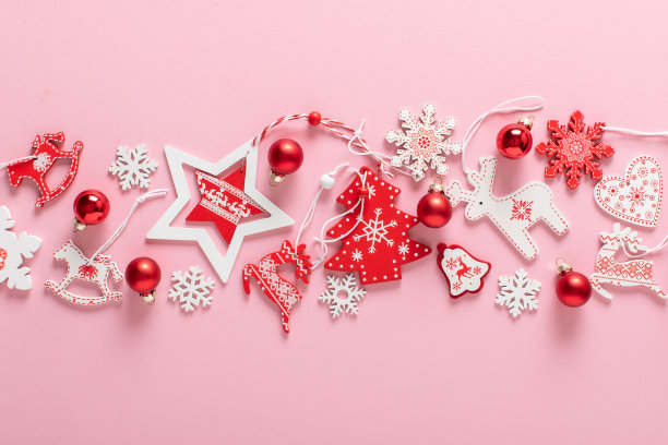 用红白圣诞树组成的圣诞生态玩具图片下载