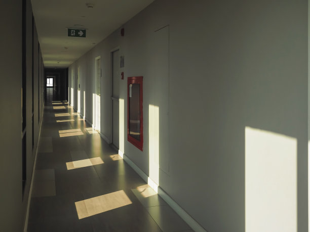 公寓内有玻璃窗的走廊图片下载