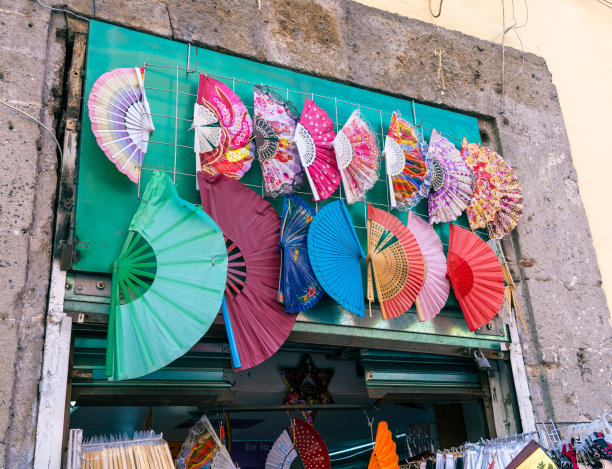 悬挂在商业区一幢大楼入口处的装饰风扇图片下载