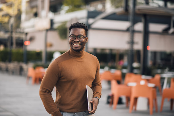 年轻英俊的黑人商人走在街上图片下载