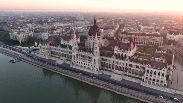 布达佩斯议会大厦鸟瞰图。匈牙利首都的日落景观。旅游，旅游和欧洲政治地标目的地图片下载
