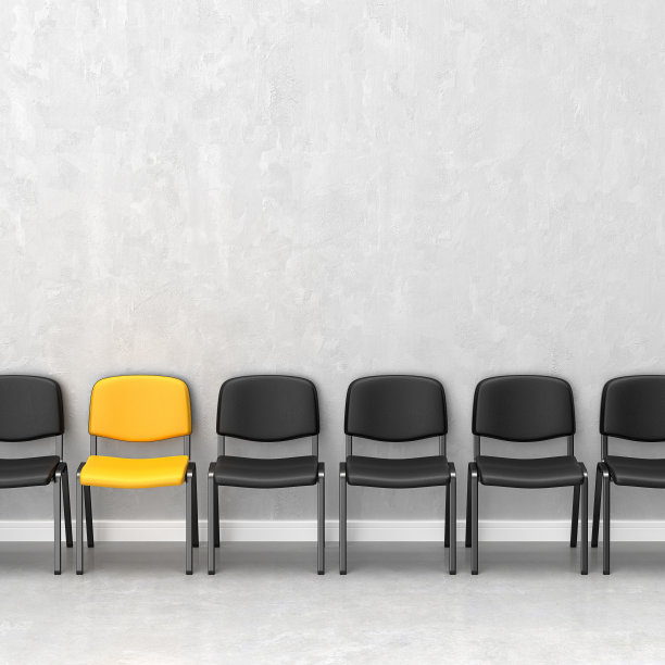 黑色的空椅子摆成一排。一把黄色的椅子很特别。异议的概念。3 d渲染。图片下载