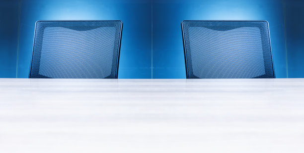 把会议室里的两把黑椅子合起来图片下载