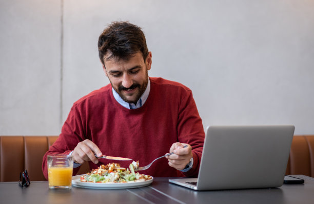 年轻的IT专家在午休图片下载