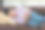 年轻的亚洲妇女在家里腹痛躺在家里的沙发上。一名女性严重痉挛，捂着肚子图片下载