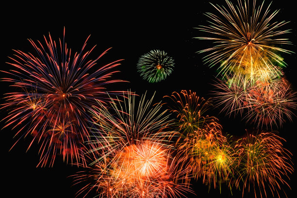 各种颜色的烟花在黑色的背景下绽放图片下载