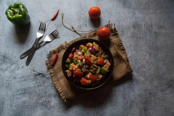 印度风格的中国菜干辣椒鸡盛在碗里。图片下载