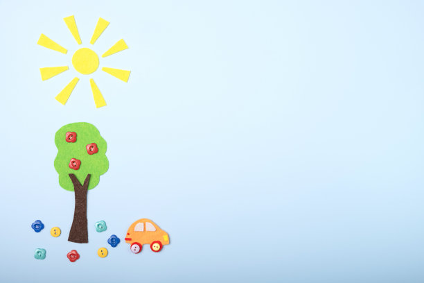 明亮的多色儿童玩具框架。感觉汽车，太阳在蓝色背景与彩色按钮。前视图。Flatlay。文本的复制空间。图片下载