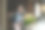 开朗的亚洲女孩摄影师在日本大阪南叶木附近的一个老街区探索时，享受着传统小巷的美丽风景。图片下载