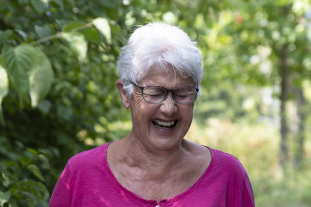 年长女性大笑图片下载