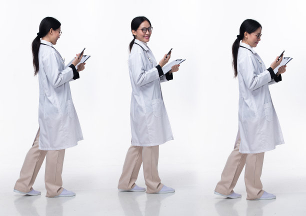 全长30 - 40岁亚洲女医生，带听诊器，左右向前走，穿正装外套长裤鞋。微笑医院女性携带病人图表电话在白色背景隔离图片下载