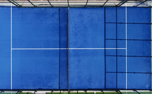 空中俯瞰的蓝色球拍网球场图片下载