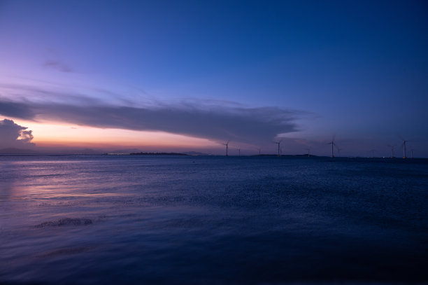 落日时分海上新能源风力发电航拍图片下载