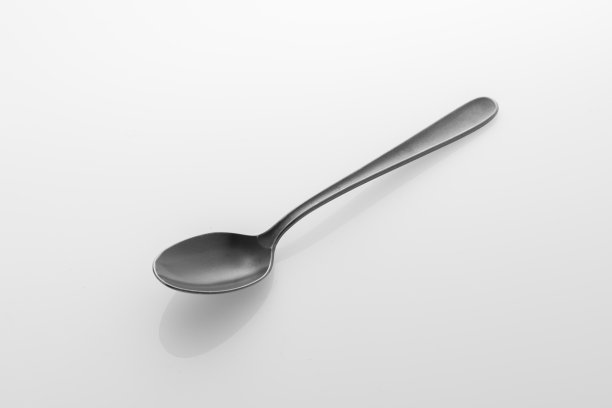 银匙孤立在白色背景上。影棚拍摄。图片下载