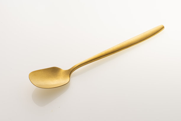 金色勺子孤立在白色背景上。影棚拍摄。图片下载