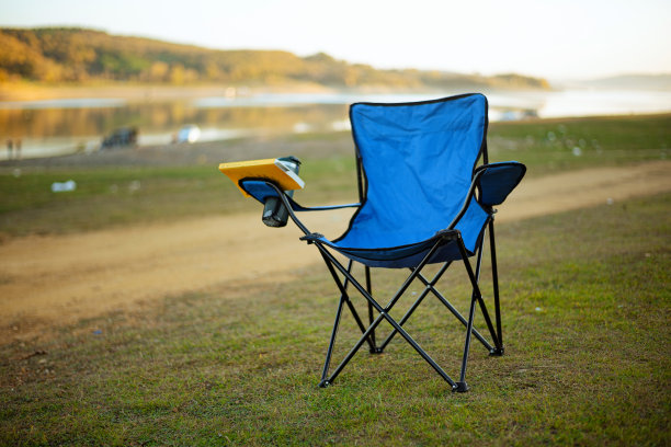 湖边的露营椅和咖啡保温瓶图片下载