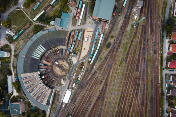 五颜六色的货运列车俯视图。图片下载