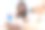 中年西班牙女性商务工作者在办公室用智能手机看手表说话图片下载