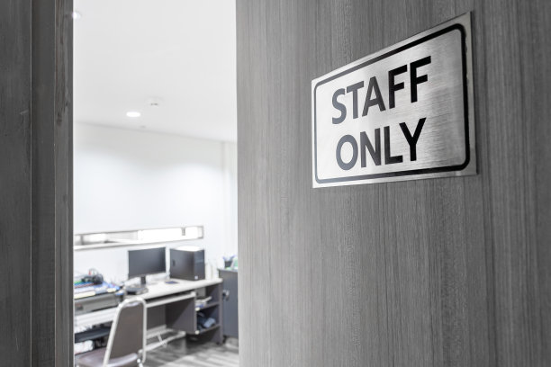 门口的警告牌上写着一句话，只供员工在声音控制室内使用。图片下载