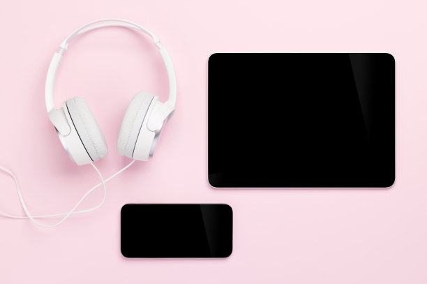 耳机、平板电脑和智能手机图片下载
