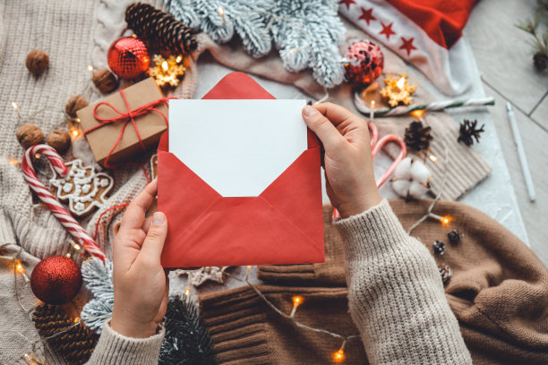 女孩在圣诞节给圣诞老人写信图片下载