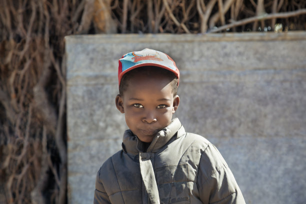 微笑的非洲男孩图片下载