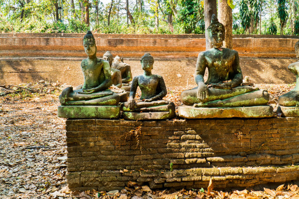 泰国寺庙的砖神龛上被损坏的佛像。庙里户外的砖坛上坐着许多破碎的佛像图片下载