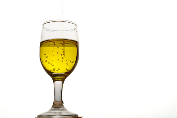 玻璃杯中加入特级初榨橄榄油，带气泡图片下载