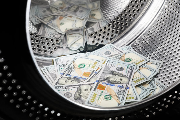 用洗衣机洗美元的特写，洗钱，金融欺诈的概念图片下载