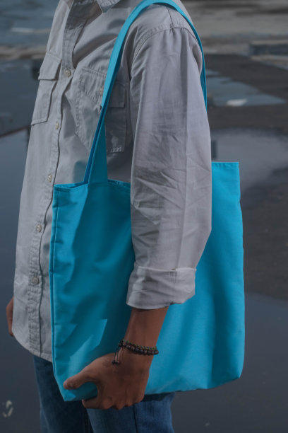 男孩带着很酷的手提袋图片下载