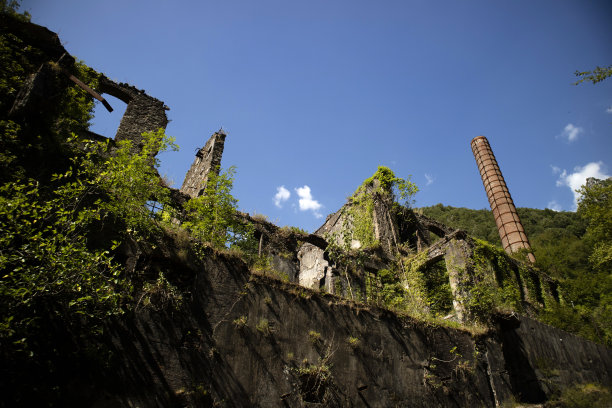 一个废弃旧工厂的照片记录图片下载
