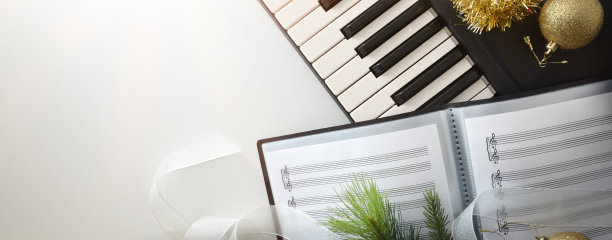 合唱圣诞表演概念背景与钢琴在白色桌子上图片下载