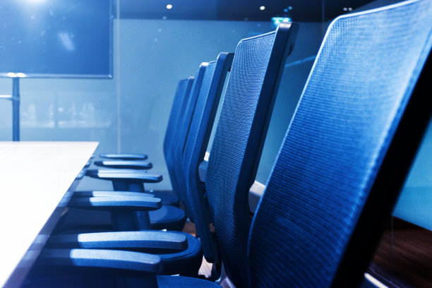 关闭会议室的桌子图片下载