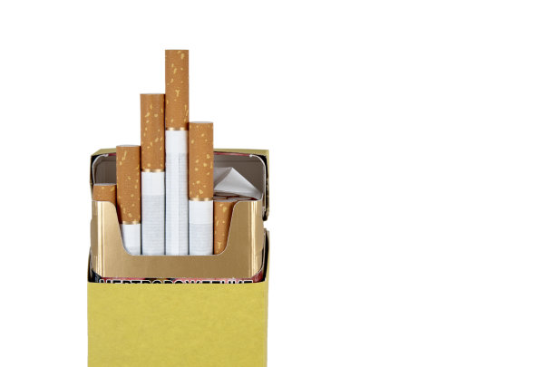 特写的黄色包装香烟孤立在白色背景与修剪路径图片下载