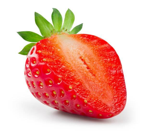 草莓半离体。草莓切片。草莓在白色背景与修剪路径。侧视图。全景深。图片下载
