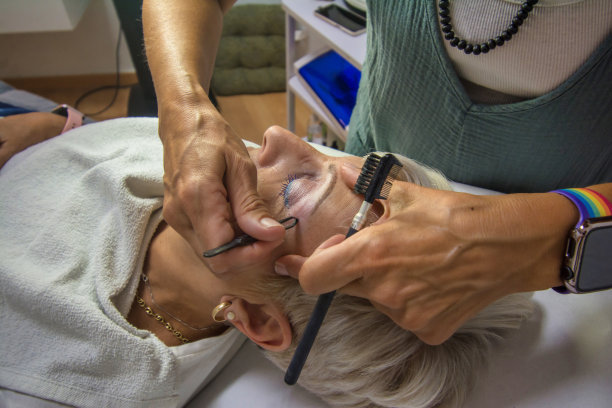 美容院美甲师和美容师图片下载