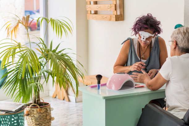 美容院。修甲和美容师图片下载