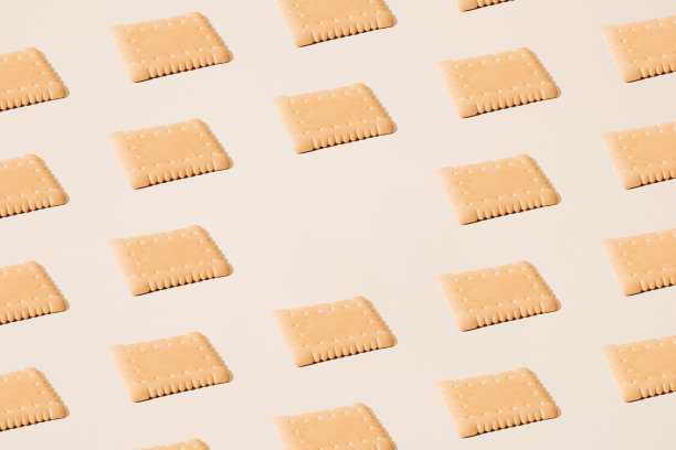 奶油背景上的长方形饼干。带有复制空间的模式。图片下载