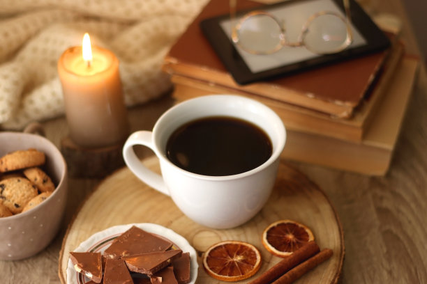 咖啡和蛋糕的高角度视图图片下载