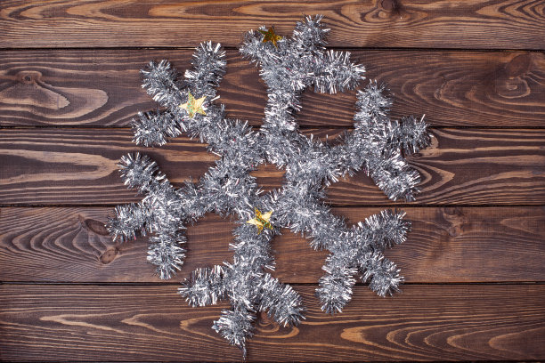 银色装饰圣诞雪花在木制背景图片下载