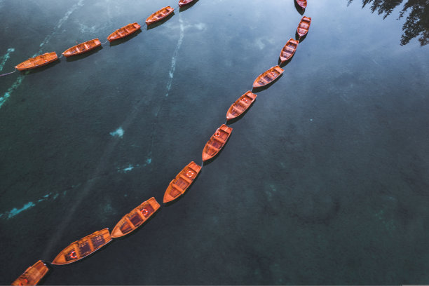 Lago di Braies Pragser Wildsee无人机秋天秋天意大利小船和倒影图片下载