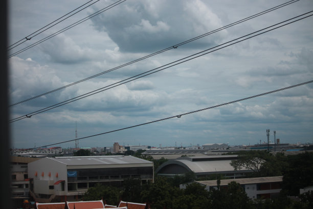 电线穿过天空图片下载