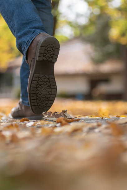 穿上棕色皮鞋和蓝色牛仔裤，步入秋天图片下载
