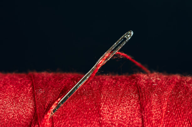 一根缝衣针插在一串红线上图片下载