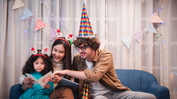 一个幸福的家庭在一起享受圣诞节和假期的放松。图片下载