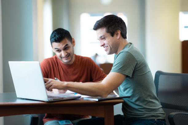 私人家教-学生学习-一对一教学-图书馆-笔和纸-微笑笑图片下载