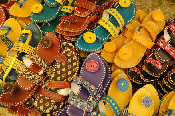 印度市场上出售的彩色手工凉鞋，手工皮拖鞋，传统鞋类。图片下载