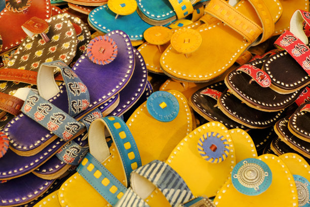 印度市场上出售的彩色手工凉鞋，手工皮拖鞋，传统鞋类。图片下载